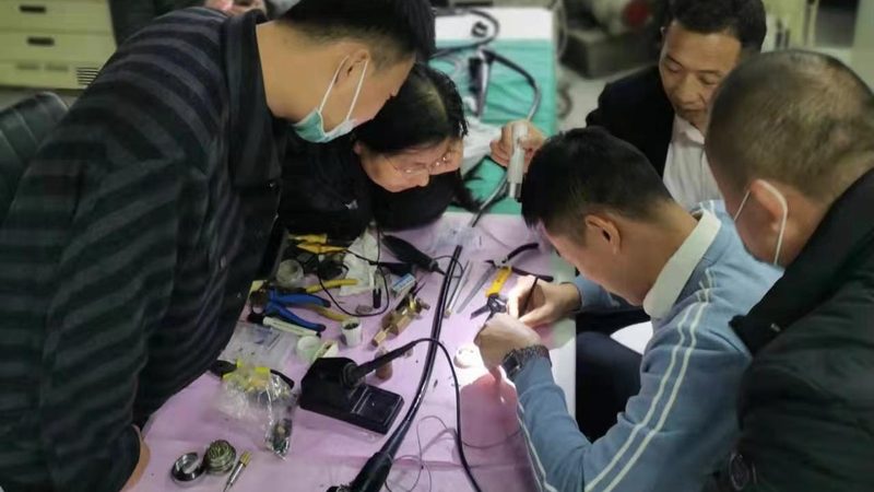 老人家用医疗器械应具备易用性，方便老人操作。以下是一些建议：